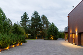 Parduodamas pilnai įrengtas (su baldais ir buitine technika) keturių kambarių 213 kv.m. namas kartu 