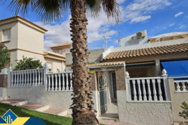 Bungalas su bendru baseinu, Alicante provincijoje, Torrevieja mieste, Los Balcones rajone. 4 kambari