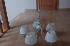 Pakabinami šviestuvai svetainei