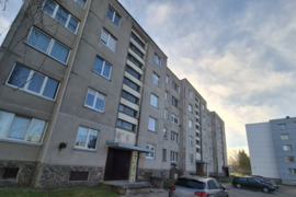 VIENO KAMBARIO BUTAS SU DIDŽIĄJA VIRTUVE NAUJOSIOS AKMENĖS MIESTE