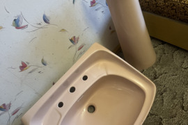 Retro persikų spalvos čekiška vonios kriauklė su koja