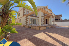 Vila su privačiu baseinu, Alicante provincijoje, Torrevieja mieste. 7 kambariai | 451 m² | 1.5 kilom