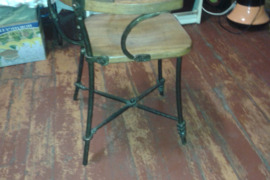 3.Vienetinės, pagal specialų užsakymą pas kalvį pagamintos ąžuolinės kėdės.