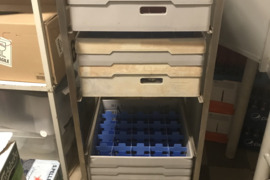 8.Kasetė taurėms su sudalinimu ir rėmu paaukštinimui Metos. Telpa į indaploves 50 cm x 50 cm. Nerūd