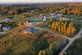 Šalia Avižienių miško, 1,6km. iki Riešės ežero, elektra.