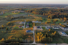 Šalia Avižienių miško, 1,6km. iki Riešės ežero, elektra.