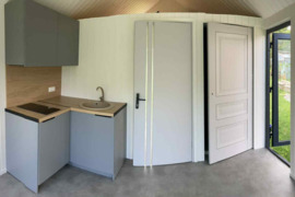 Parduodamas pilnai įrengtas kilnojamas modulinis namelis.