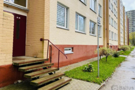 Parduodamas naujai įrengtas 55 kv. m butas P. Komunos g., 5/5 aukšte su vaizdu į sutvarkytą parką.