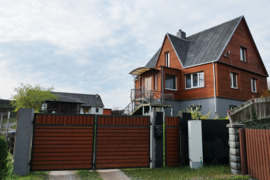 Trakų r. sav., Aukštadvario miestelyje parduodamas tvarkingas ir pilnai įrengtas namas su visais bal