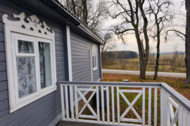 IŠSKIRTINĖ, ISTORIJA IR GROŽIU ALSUOJANTI RENOVUOTA RĄSTINĖ SODYBA ADOMYNĖS KAIME KUPIŠKIO RAJONE