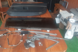 Sveiki. Parduodu Toyotos Corola Verso nuo 2005 m dešnės pusės galinių durų: 1. Elektrinį lango pakel