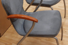 Tvirtos gražios, patogios kėdės su raudonmedžio spalvos porankiais.  Yra 6 vnt. Parduodamas kaip kom