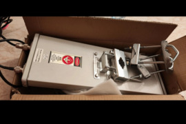 Aukšto stiprinimo aukšto dažnio sektorinė antena