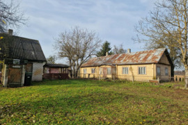 Sodyba-vienkiemis su 13 ha žemės sklypu Alovės sen.