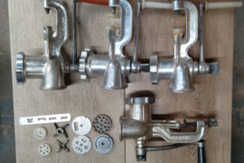 Visų 4 rankinių mėsmalių kainą su papildomom dalim  parduodu už 25 eurų