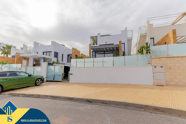 Vila su privačiu baseinu, Alicante provincijoje, Orihuela Costa mieste. 4 kambariai | 130 m² | 1.5 k