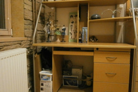 Rašomasis stalas su lentynomis ir stalčiais