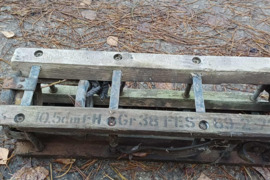 Antrojo pasaulinio karo vokiečių artilerijos sviedinių transportavimo stovas.