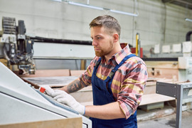 Operatorius(-ė) baldų gamyboje