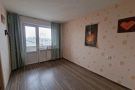 PARDUODAMAS 2 KAMBARIŲ BUTAS SU HOLU JURBARKE