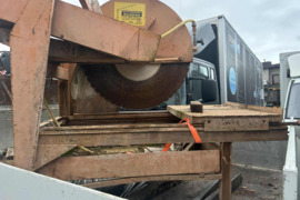 Akmens pjovimo staklės