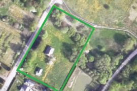 Jiezno mieste ramioje gražioje vietoje senas rąstinis namas su dideliu sklypu