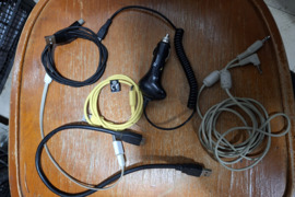 Parduodami telefonų įkrovimo laidai.