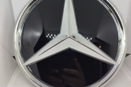 Mercedes emblema, Ženkliukas ant priekinių grotelių, šviečiantis