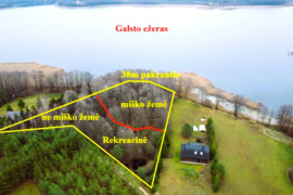 Sklypas besiribojantis 38 metrus su Galsto ežero pakrante. Žemės sklypas yra 54 arų bendro ploto. La