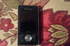 W910i su keliais atsarginiais akumuliatoriais