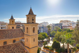 Erdvūs apartamentai su vaizdu į pagrindinę miesto aikštę