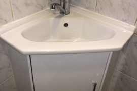 Vonios kampine kriaukle su spintele