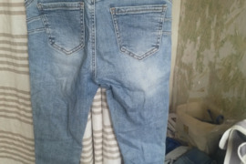 Stilingi džinsai moterims