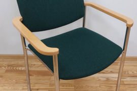 Kokybiškos kėdės. Rėmas metalinis labai tvirtas, nekliba, nesiūbuoja, nelinguoja ir t.t.