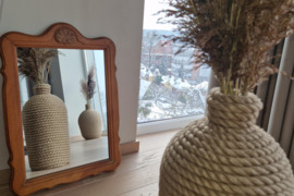 Senovinis, mediniu rėmu veidrodis. Stiklo išmatavimai 37x52 cm. Kita pusė - medinė. Už simbolinę kai