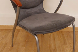 TAukštos kokybės, išvaizdžios, tvirtos bei patogios kėdės su raudonmedžio spalvos porankiais. Rėmo k