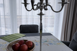 Elegantišką metalinę žvakidę (kandeliabrą)