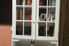 Parduodu stilingą baltą vitriną/komodą