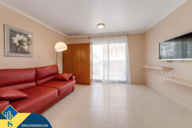 Studija su bendru baseinu, Alicante provincijoje, Torrevieja mieste, Playa de los Locos rajone. 1 ka