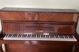 Pianinas Petrof