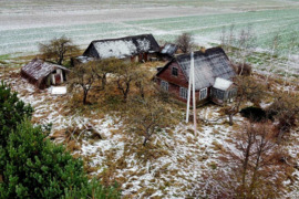 PARDUODAMA SODYBA SU RĄSTINIU NAMU IR 0,3 HA SKLYPU – GUDGALIO K., PANEVĖŽIO R.