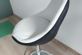 Baro kėdės, žurnalinis staliukas, lovos spintelės