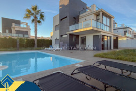 Vila su bendru baseinu, Alicante provincijoje, Orihuela Costa mieste. 4 kambariai | 143 m² | 2 kilom