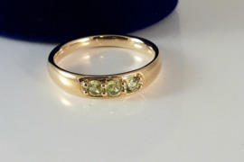 Auksinis žiedas su natūraliais peridotais