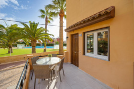 Atnaujinta studija su vaizdu į baseiną