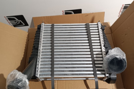 Interkūlerio radiatorius, 7L6145804;, Audi Q7 DESINES puses 2007 - 2015  7L6145804A; 7P0145804A; 7P0