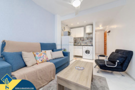 Renovuota studija su terasa, Alicante provincijoje, Torrevieja mieste. 1 kambarys | 27 m² | 800 metr