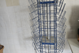 METALINIS STOVAS LAIKRAŠČIAMS IR KNYGOMS