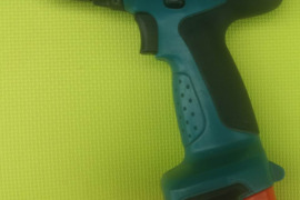 Makita suktukas, tiksliau pats suktukas su akumuliatoriumi, kažko papildomai prie jo nėra.