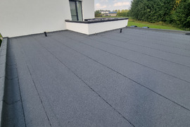 Stogų dengimas bitumine prilydoma danga.